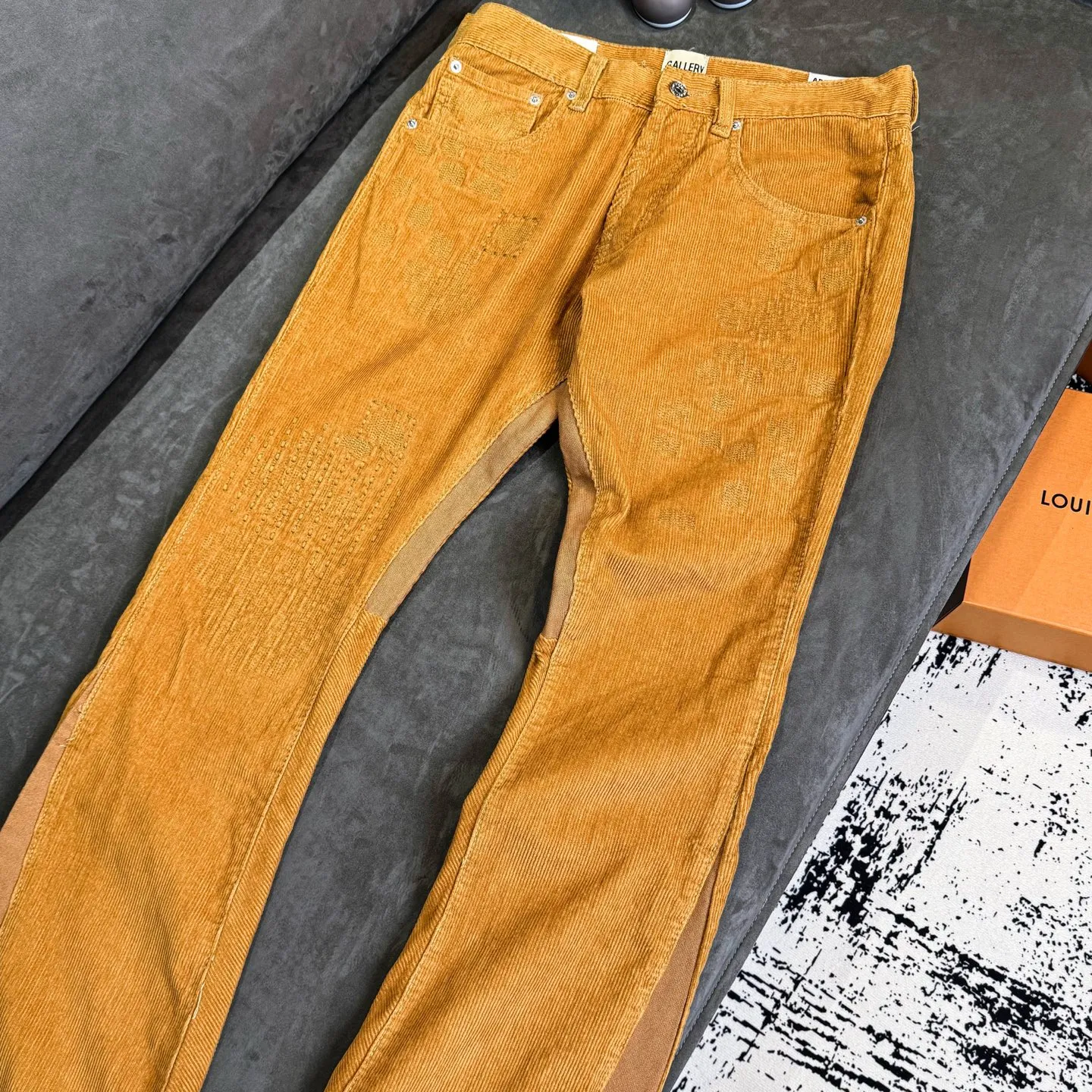 P240 Chrome Hearts Gallery 2025 corduroy spliced ​​multi-pocket couple bootcut jeans are a hot trend this season and are sought after by countless celebrities and fashionistas. The neat details of the cutting process add color to the playful fashion! The neat and meticulous design, and the well-fitting structure is unique. The upper body not only has outstanding recognition, but also looks younger and younger. A style with the ultimate wearing meaning and performance, gorgeous color matching, and the craftsmanship of this style is also extremely extraordinary. After the finished product is washed, it is disassembled and hand-made with sheepskin cross leather and then spliced ​​together to complete. The whole piece has too many craftsmanship to describe. It is decorated with patchwork cross flowers and high-waisted washed jeans! ! Absolutely high-end luxury product, a god-level single product, a super popular product, made with top heavy industry, a magic weapon that cannot be missed to hit the streets. Size: 28 30 32 34 36 Color: Yellow